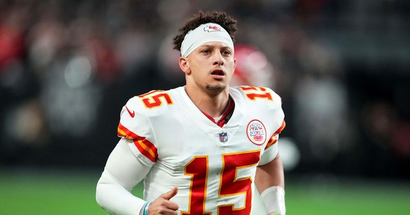 10 hilarious Patrick Mahomes memes as Eagles fans troll him for looking for a flag after every single play