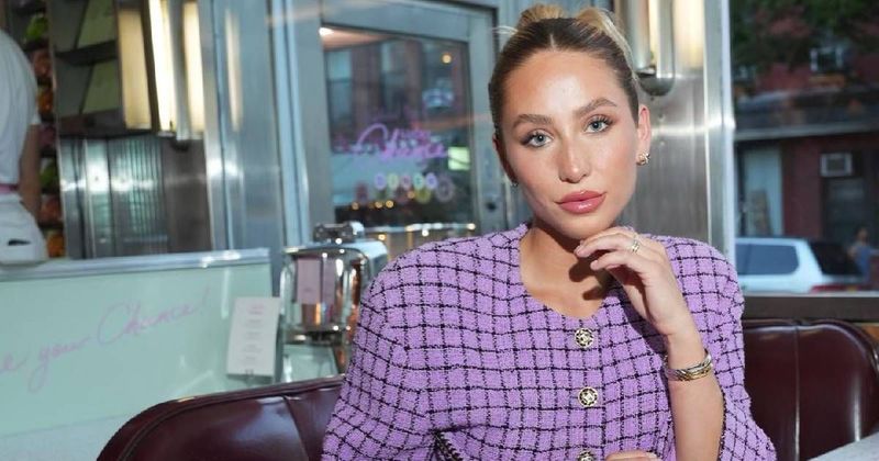 Alix Earle welcomes Christmas with captivating room decor but Internet thinks 'it’s not complete'