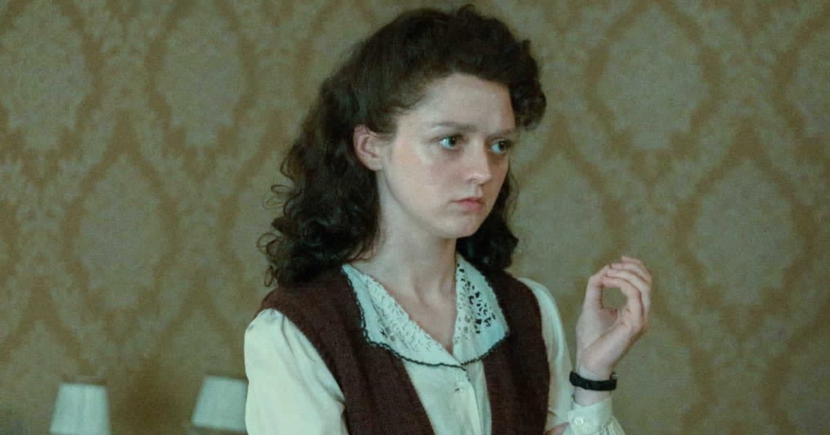 Maisie Williams as Catherine Dior in a still from 'The  New Look' (@Apple TV+)