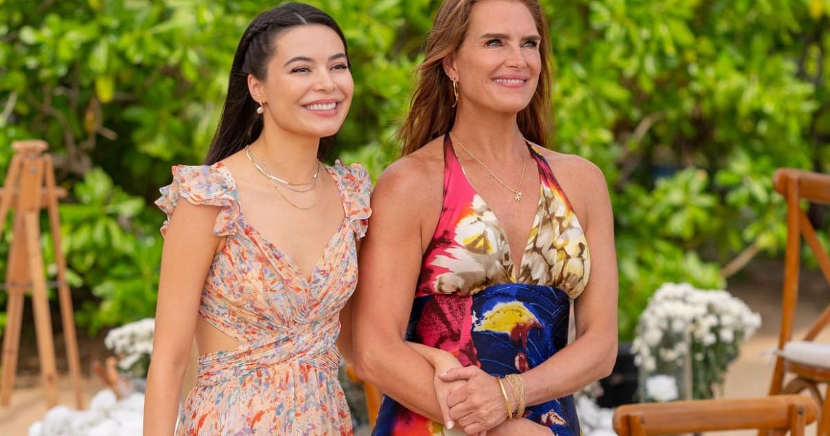 Brooke Shields stars as Lana, a mom who finds out her daughter Miranda Cosgrove is getting married in Thailand (Netflix/@sasidissasisakulporn)