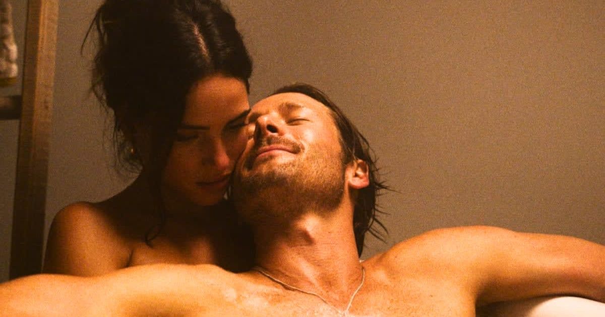 Adria Arjona and Glen Powell star in the romantic action comedy movie 'Hit Man' (@netflix)
