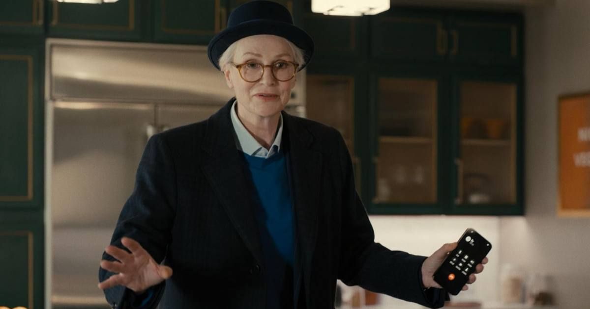 Jane Lynch plays Sazz Pataki in 'Only Murders in the Building' (@hulu)