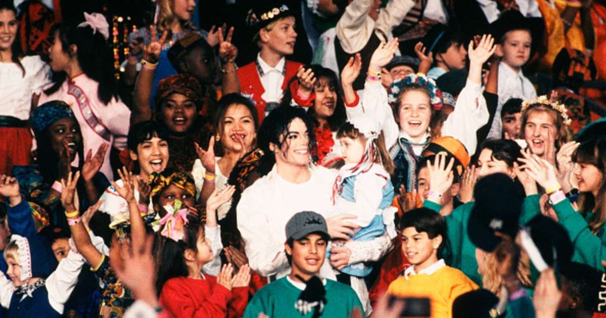 Michael Jackson performs with hundreds of children at the 1993 Pasadena, California (Cover Image Source: Getty Images | Photo by George Rose)