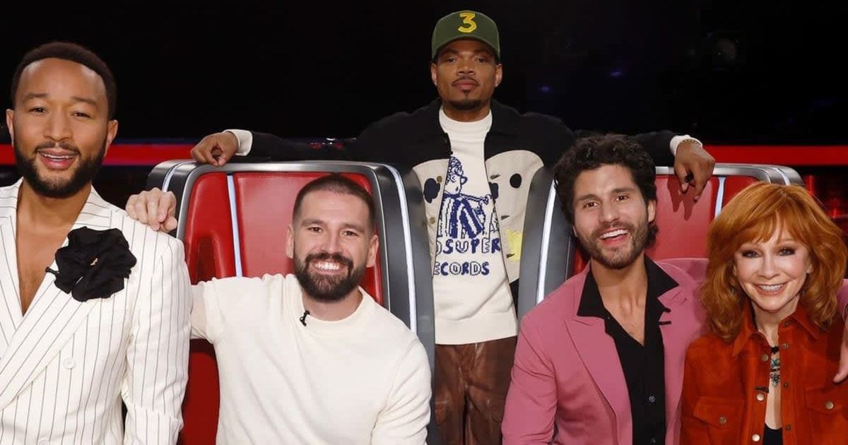 A ‘Voice’ coach ditched his iconic style for the finale, and we’re wondering why he didn’t do it sooner