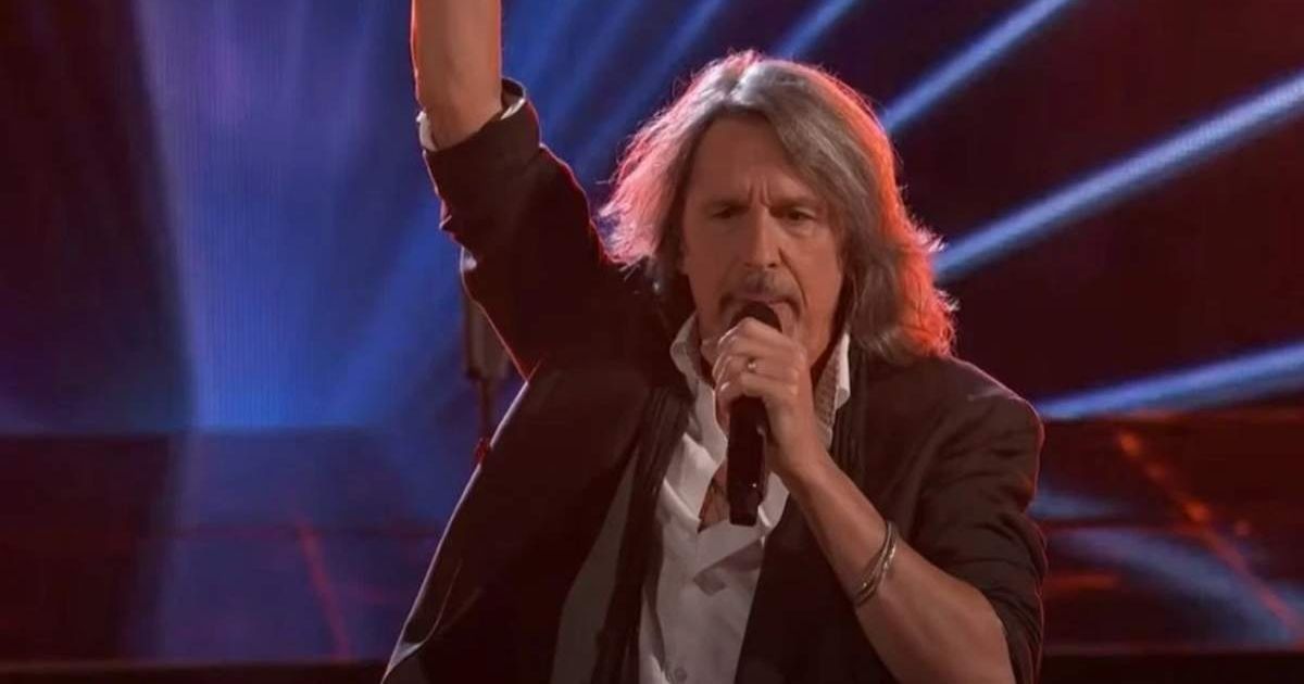 Screenshot of Foreigner lead singer Kelly Hansen performing during 'The Voice' Season 27 finale (Cover Image Source: YouTube | The Voice) 