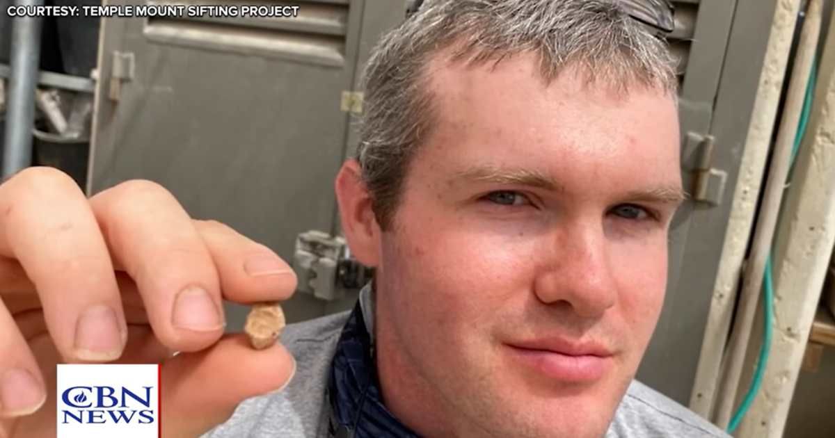 A man showing a seal found in Jerusalem. (Cover Image Source: YouTube | CBN News)