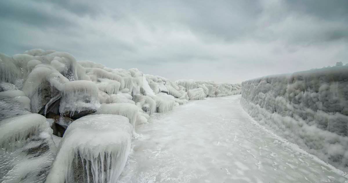 Germany, Mecklenburg-Western Pomerania, Rügen, Sassnitz, Mole in winter. (Representative Cover Image Source: Getty Image |  Photo by Westend61)