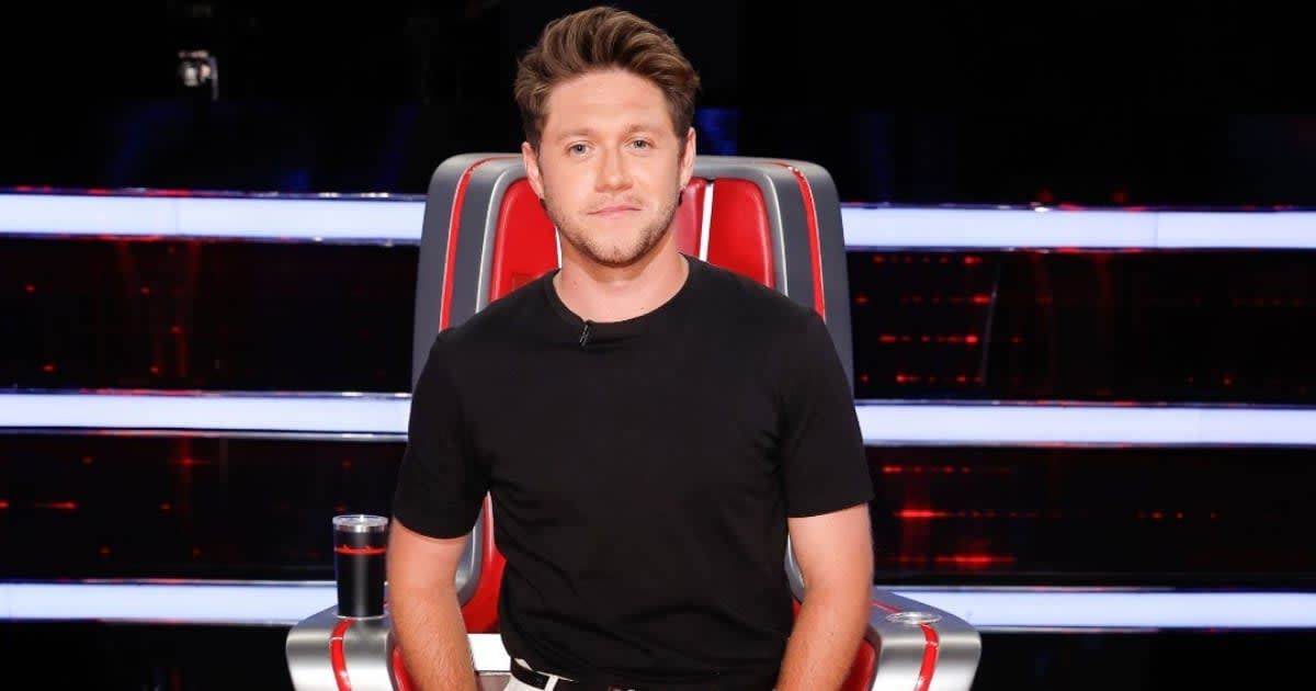 Niall Horan poses on the set of 'The Voice' Season 24 (Cover Image Source: Instagram | @nbcthevoice)