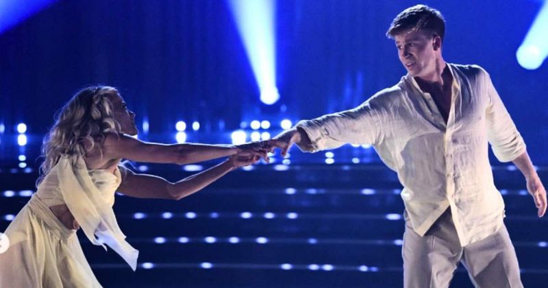 Robert Irwin breaks down during emotional ‘DWTS’ performance dedicated to parents: ‘I know my dad…’