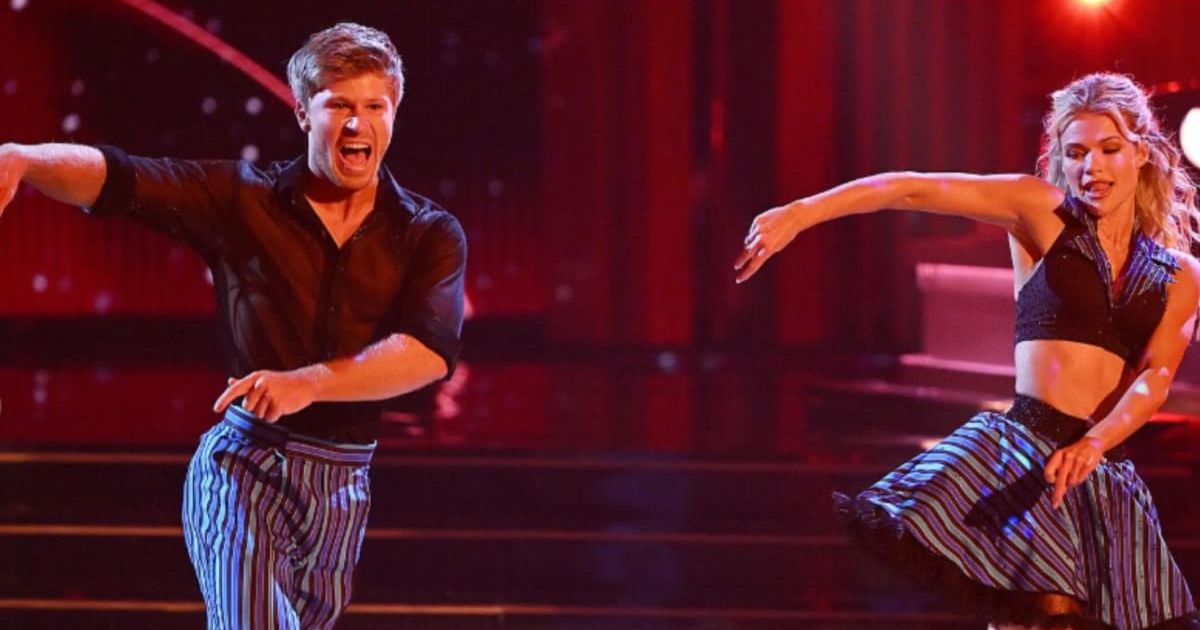 Robert Irwin stuns with a 'superstar jive' on 'DWTS',  and earns a perfect score for his performance