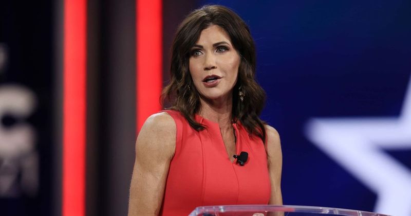 Kristi Noem rebukes CBS anchor for naming ICE agent linked to Renee Good's shooting