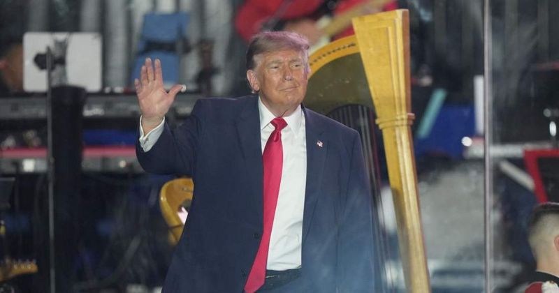 Trump says Reflecting Pool looks 'perfect', praises White House ballroom