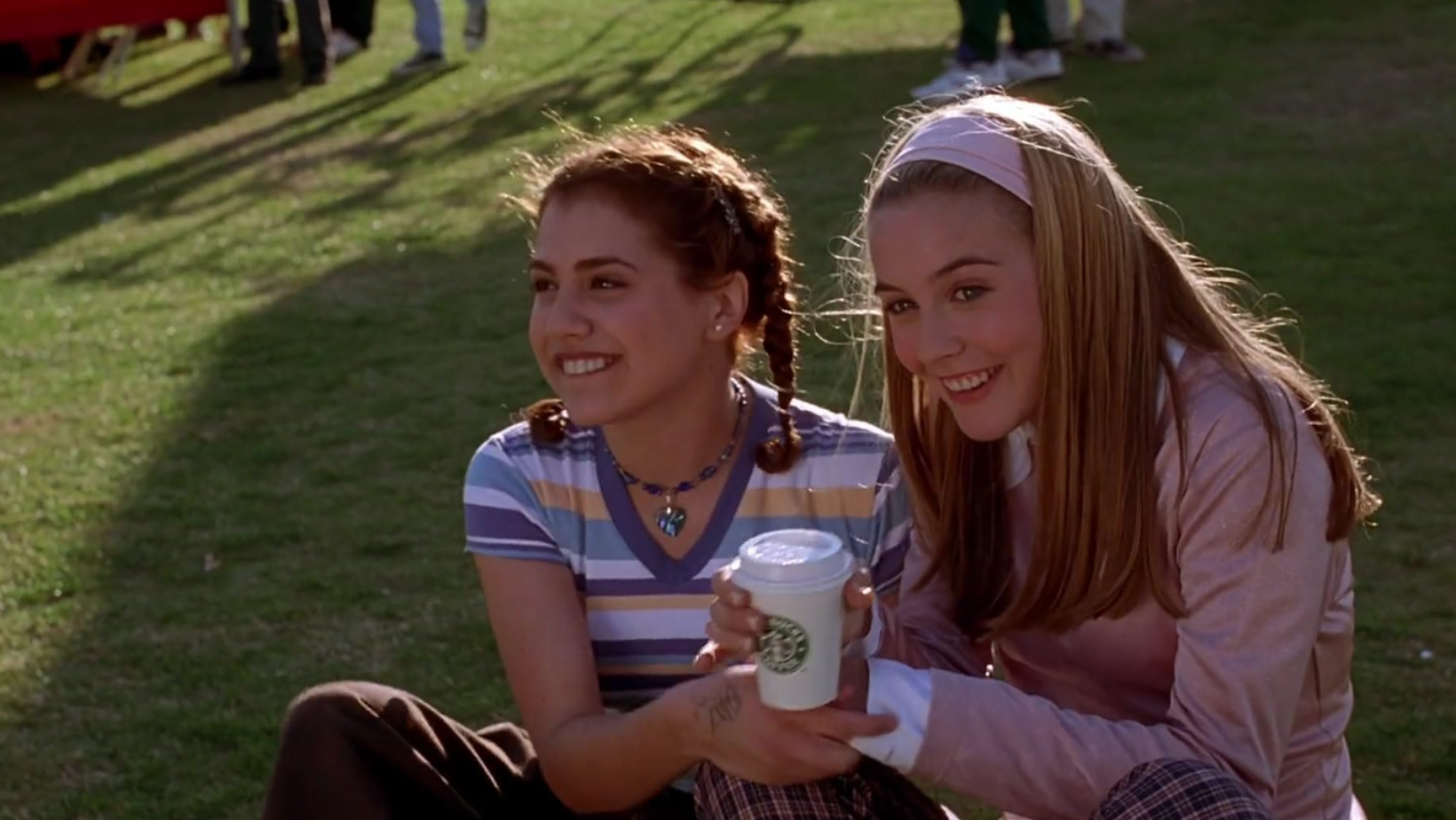 Alicia Silverstone as Cher Horowitz and Brittany Murphy as Tai Frasier in ‘Clueless’ (Image Source: Paramount Pictures)