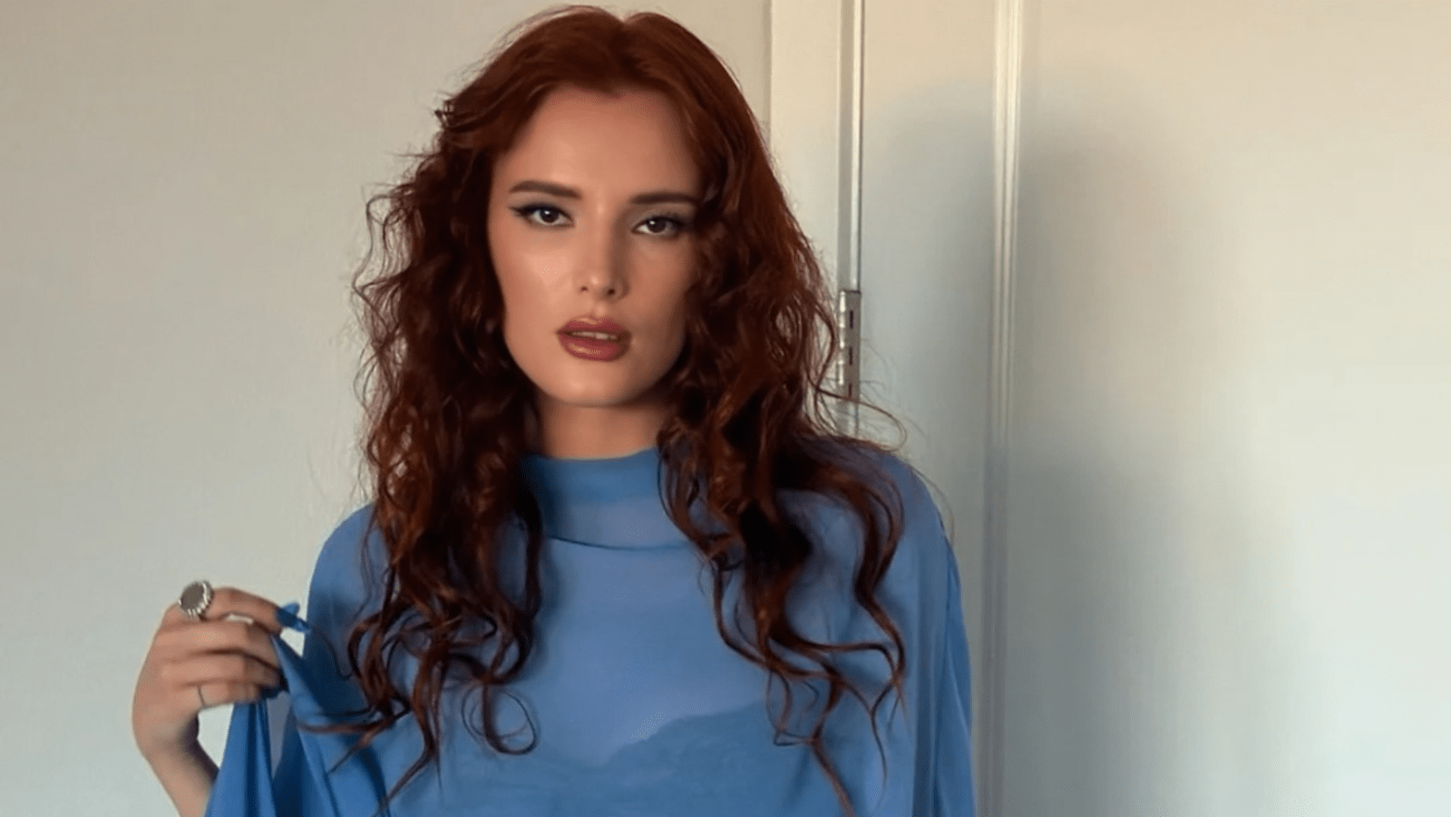 A still of Bella Thorne posing for camera. (Image Source: Instagram | @bellathorne)