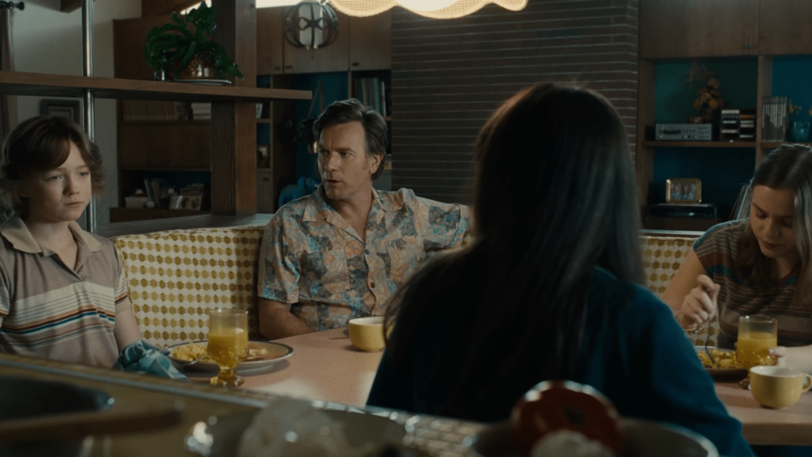 Christian Convery, Ewan McGregor, Anne Hathaway and Maisy Stella as the Platt family in ‘The End of Oak Street’ (Image Source: YouTube | Warner Bros. Pictures)