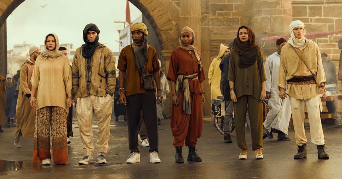 L-R: Madelyn Cline as Sarah Cameron, Chase Stokes as John B Routledge, Jonathan Daviss as Pope Heyward, Carlacia Grant as Cleo, Madison Bailey as Kiara Carrera and Rudy Pankow as JJ Maybank in ‘Outer Banks’ (Cover Image Source: Netflix)