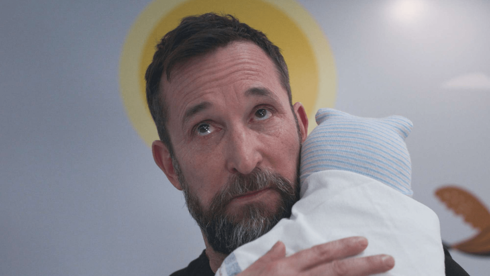 Noah Wyle as Dr. Robby holding Baby Jane Doe in ‘The Pitt’ season 2. (Image source: HBO Max)