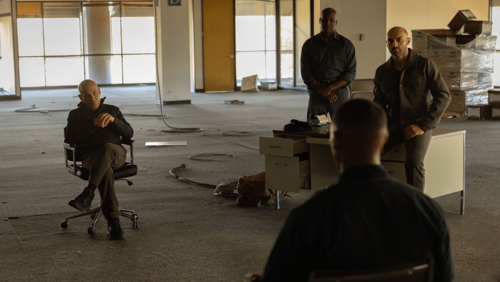 Aaron Pierre as John Stewart faces Antaan and a group of alien outlaws in ‘Lanterns’ (Image Source: HBO | Warner Bros. Discovery)