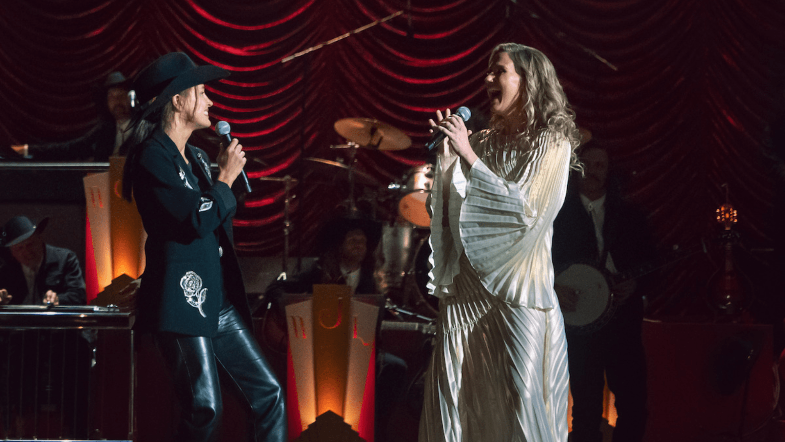 Jessica Chastain as Misty Jones and Jennifer Nettles as Winnie Jo Lean perform together in ‘Heartland’ (Image Source: Netflix/Tudum)