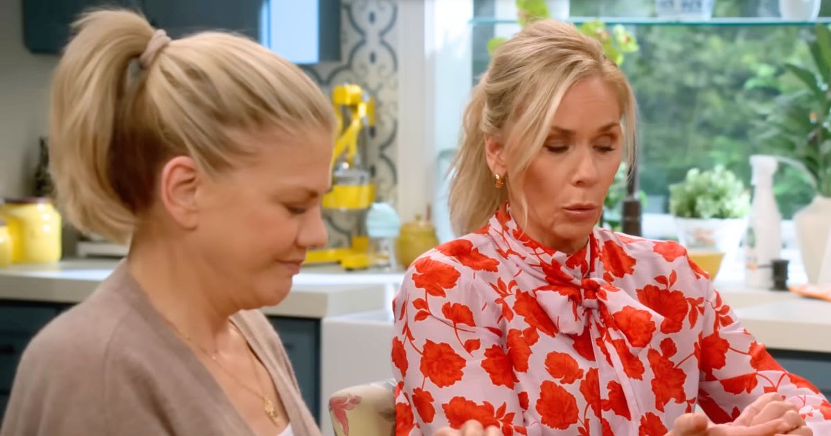 Leanne Morgan as Leanne Murphy and Kristen Johnston as Carol in a still from 'Leanne' Season 2 trailer (Image Source: YouTube | Netflix)