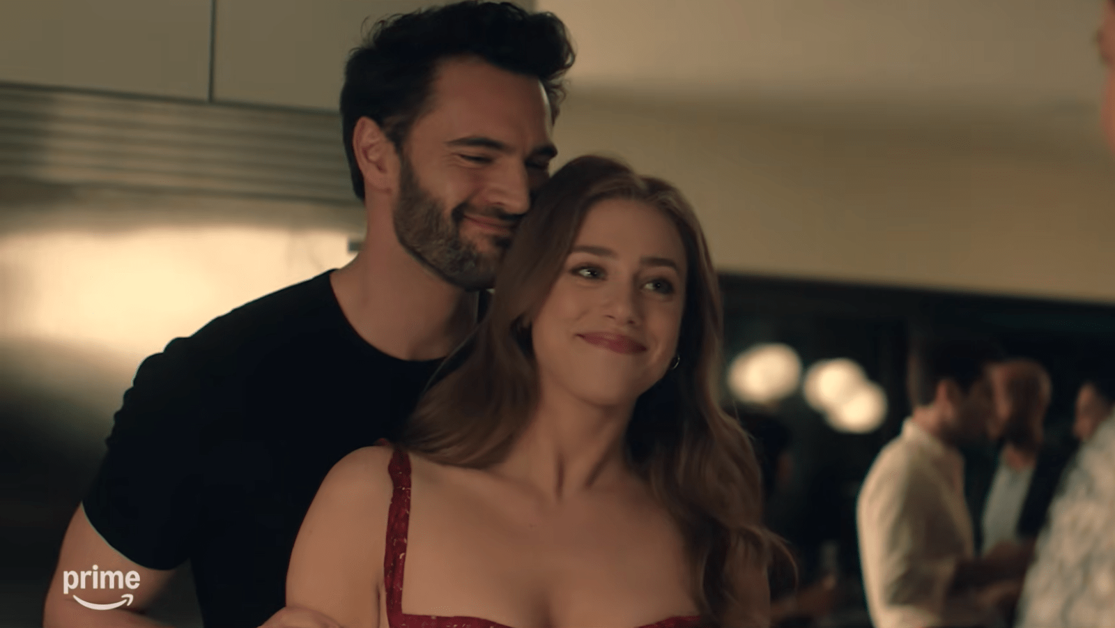 Adam Carlsen (Tom Bateman) embraces Olive Smith (Lili Reinhart) in ‘The Love Hypothesis’ (Image Source: Prime Video)