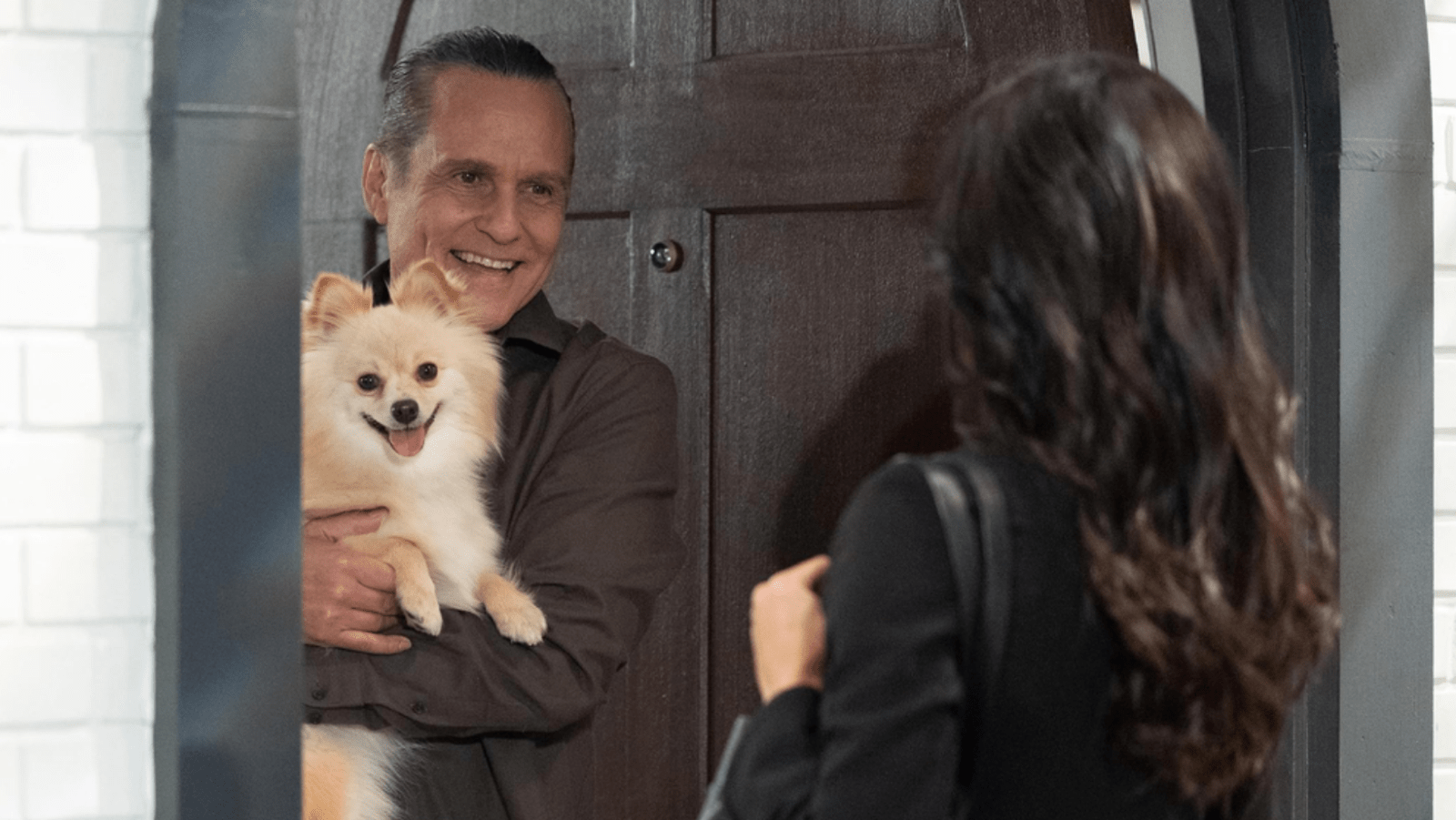 Sonny Corinthos (Maurice Benard) holds Fizz while greeting Justine Turner (Nazneen Contractor) in ‘General Hospital’ (Image Source: ABC)