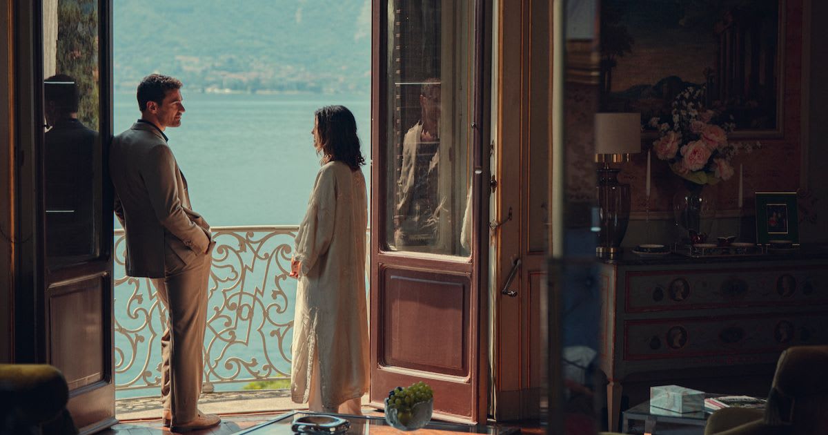 Eddie Horniman and Bella in ‘The Gentlemen’ (Image Source: Netflix | Photo by Matt Towers)