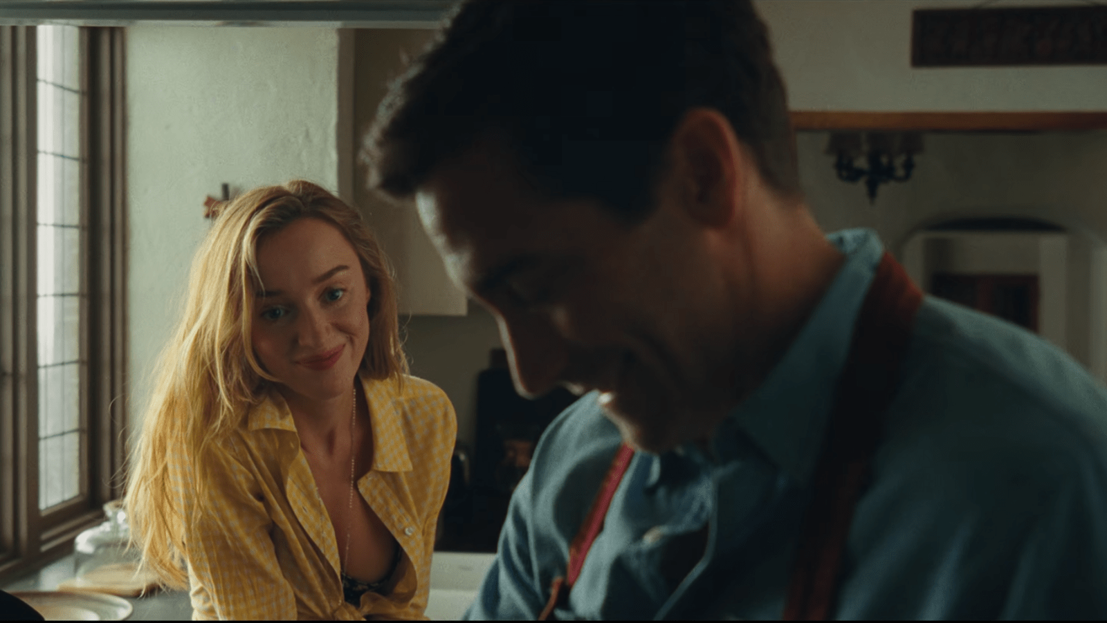 Phoebe Dynevor as Wren watches Jake Gyllenhaal as Tate in ‘Remain’ (Image Source: Warner Bros. Pictures)