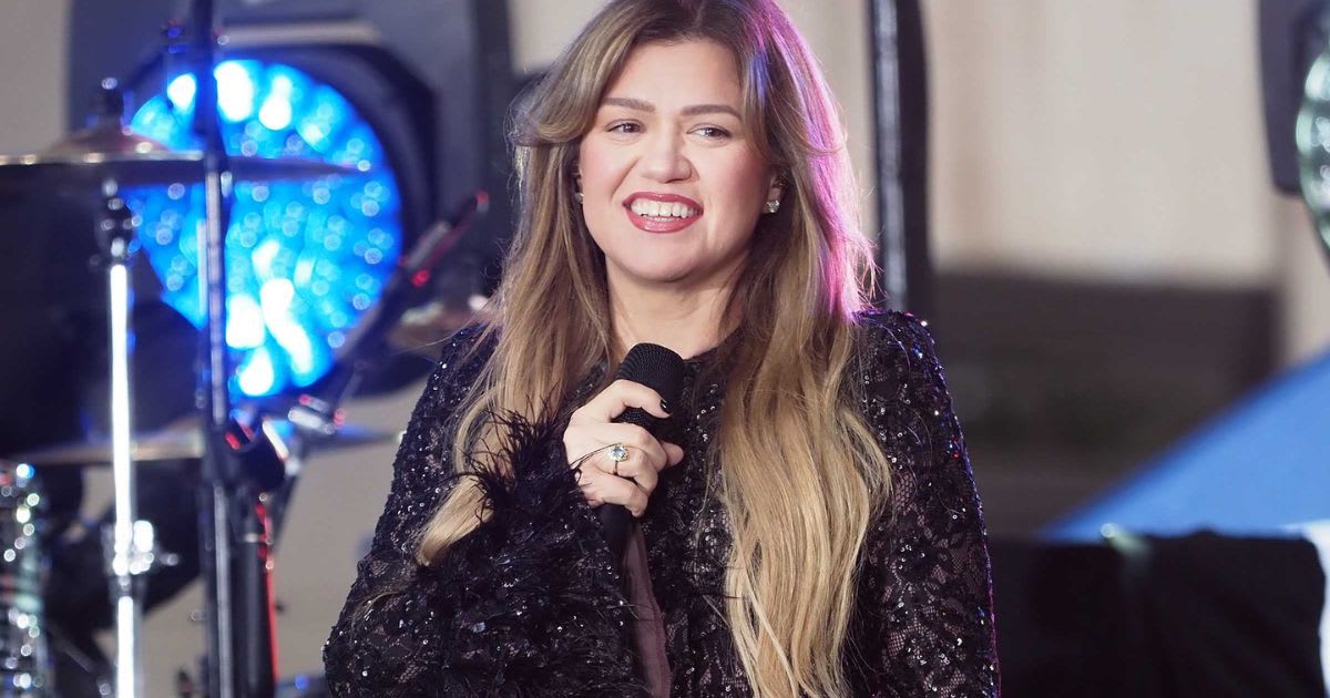 Kelly Clarkson performs during the Citi Concert Series on the