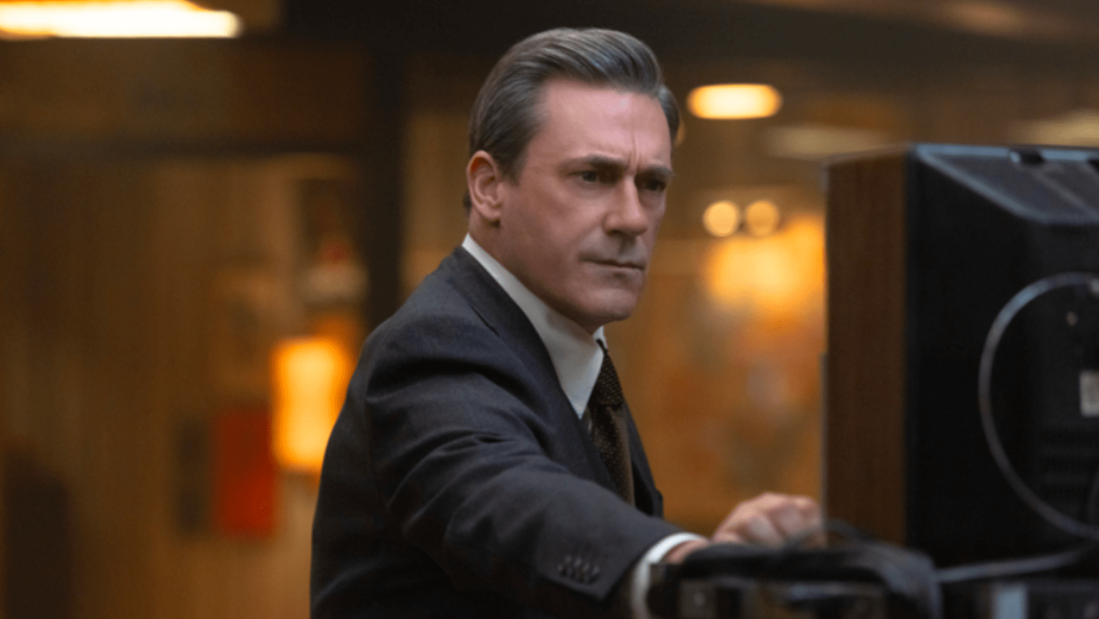 Jon Hamm as radio reporter Fred Heckman in ‘American Hostage’ (Image Source: MGM+)