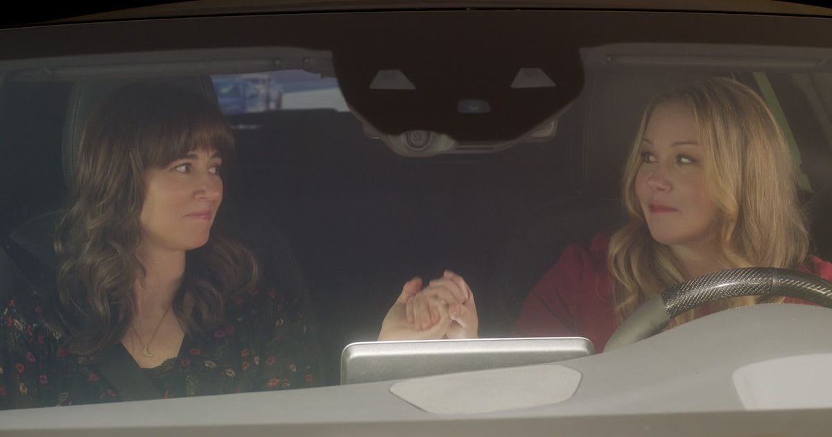 A still from ‘Dead to Me’ (Image Source: Netflix Tudum)