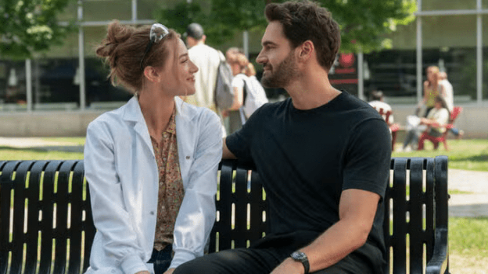 A still of Adam and Olive from 'The Love Hypothesis'