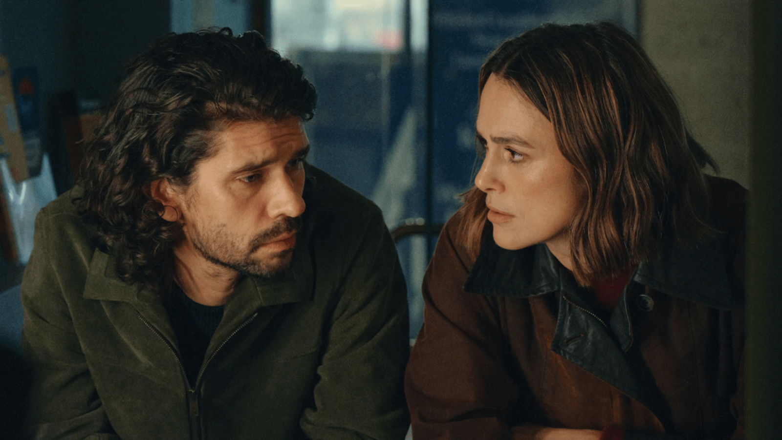 Ben Whishaw as Sam and Keira Knightley as Helen Webb in ‘Black Doves’ Season 2 (Image Source: Netflix Tudum)