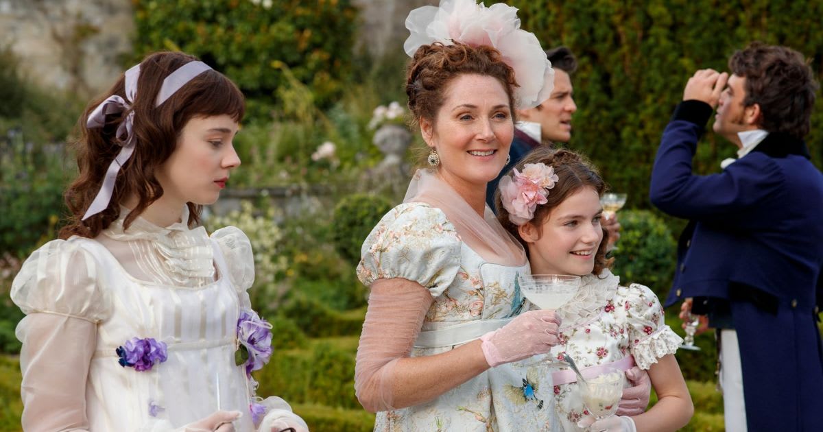 Jonathan Bailey, Ruth Gemmell, Florence Hunt, Luke Thompson, and Claudia Jessie in a still from 'Bridgerton'