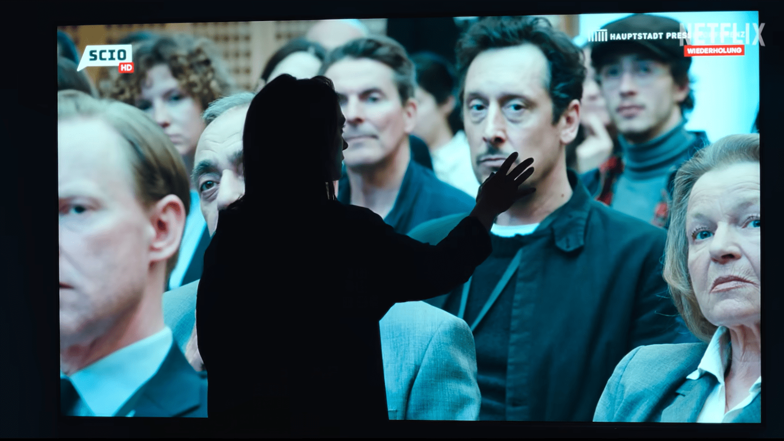 Lisa spots Robert Lenzen on television and believes he is the man she saw the night Anna died in ‘The Trap’ (Image Source: Netflix)