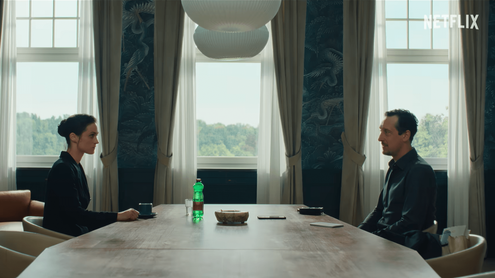 Lisa Konrad (L) interviews Robert Lenzen (R) in her search for answers about Anna’s murder in ‘The Trap’ (Image Source: Netflix)