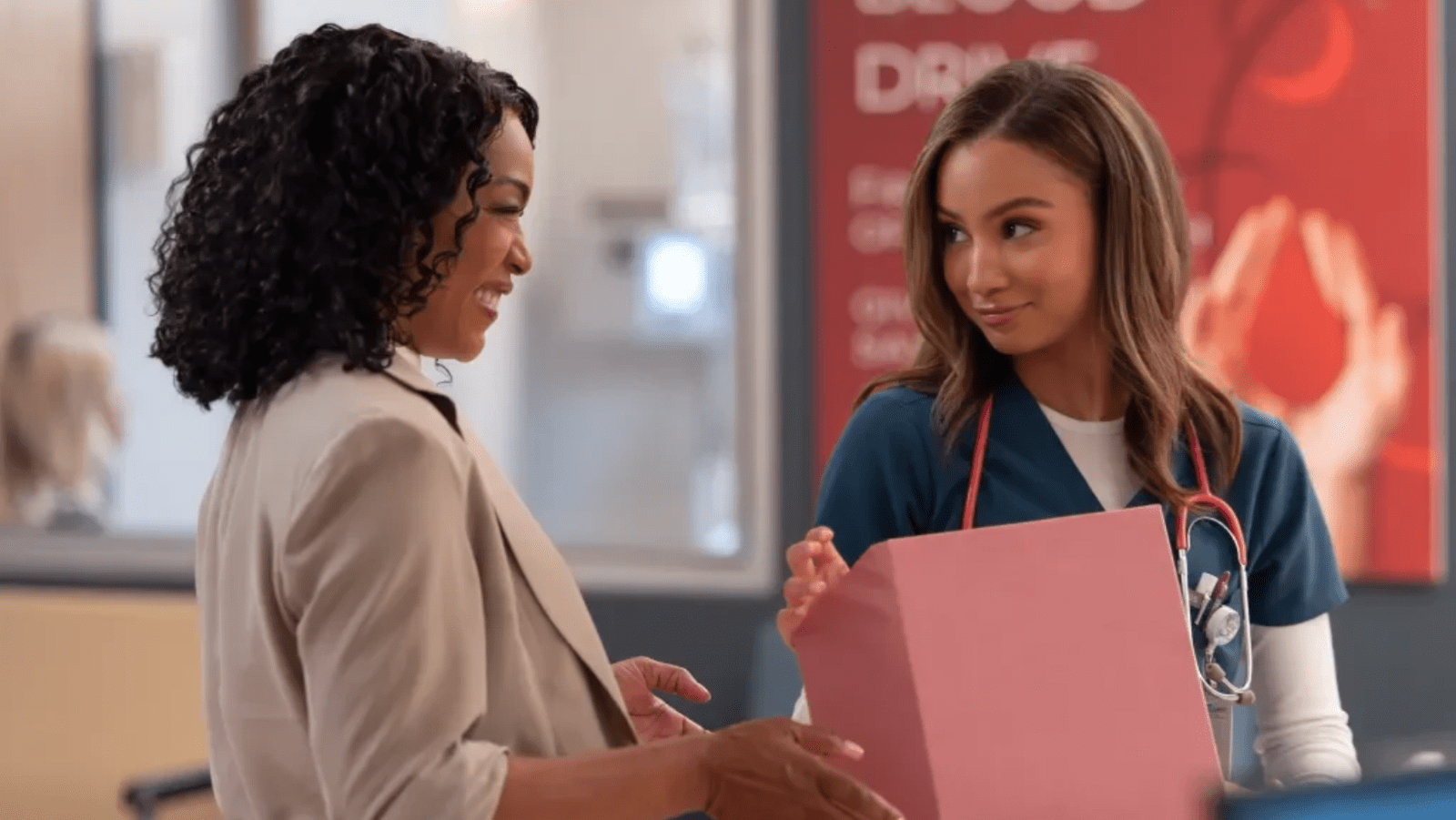 Angela Bassett (L) as Athena Grant and Corinne Massiah as May Grant in ‘9-1-1’ (Image Source: ABC)